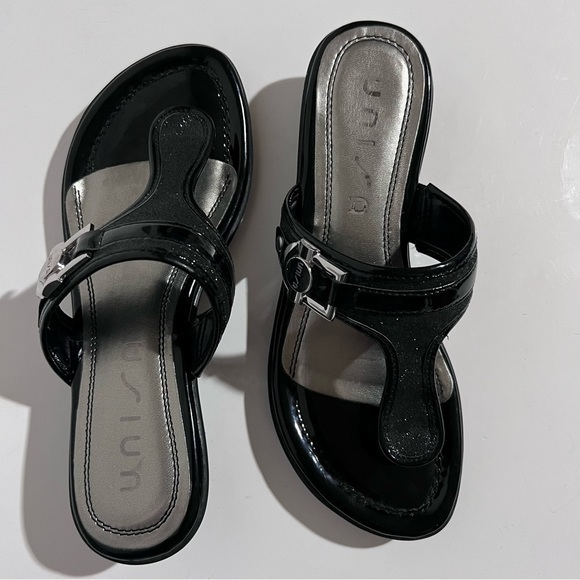 Unisa Unatlas Black Shimmery Patent Thong Sandal Silver Buckle Size 7 - Picture 1 of 16
